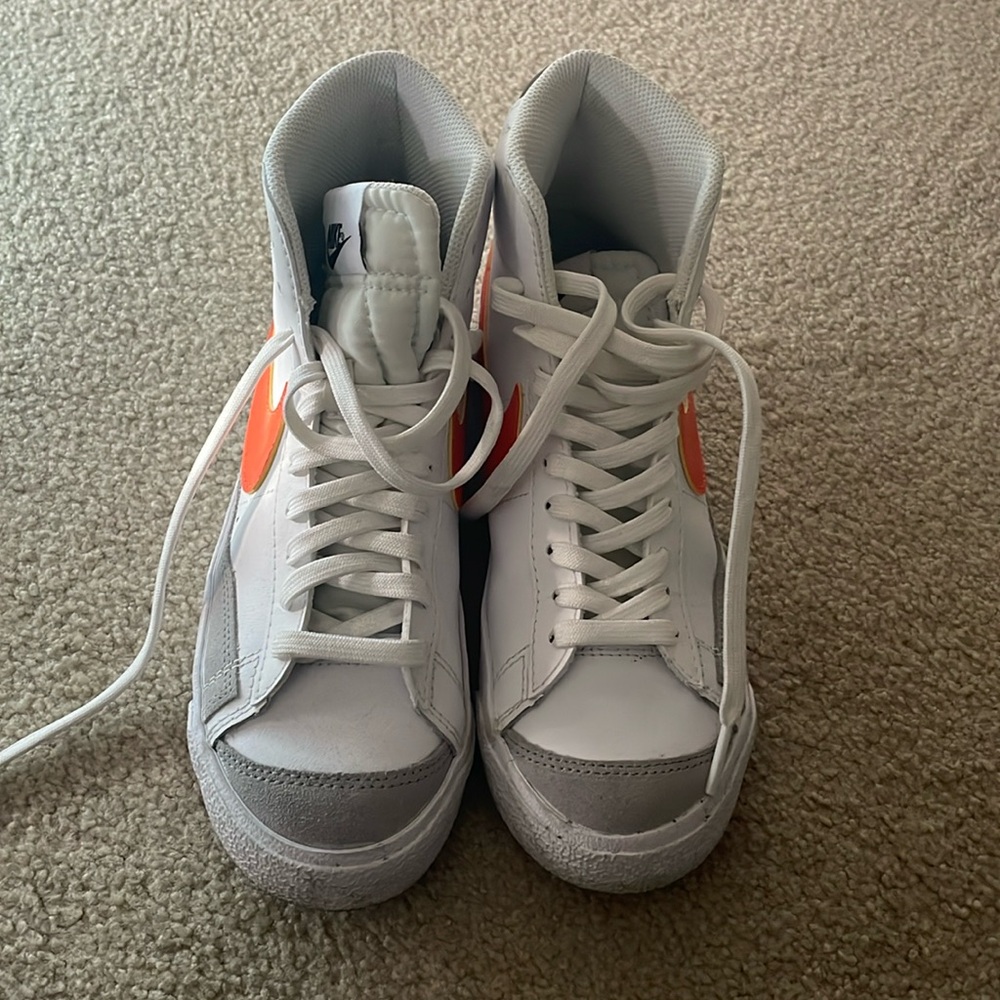 Nike womens Blazer Mid 77 Size 5.5Y